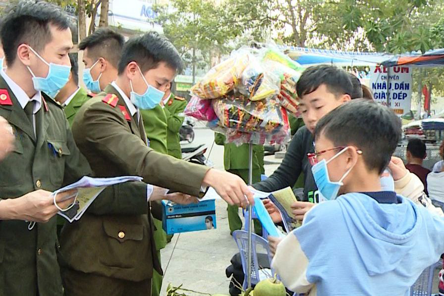 Công an Thanh Hóa phát khẩu trang miễn phí cho người dân