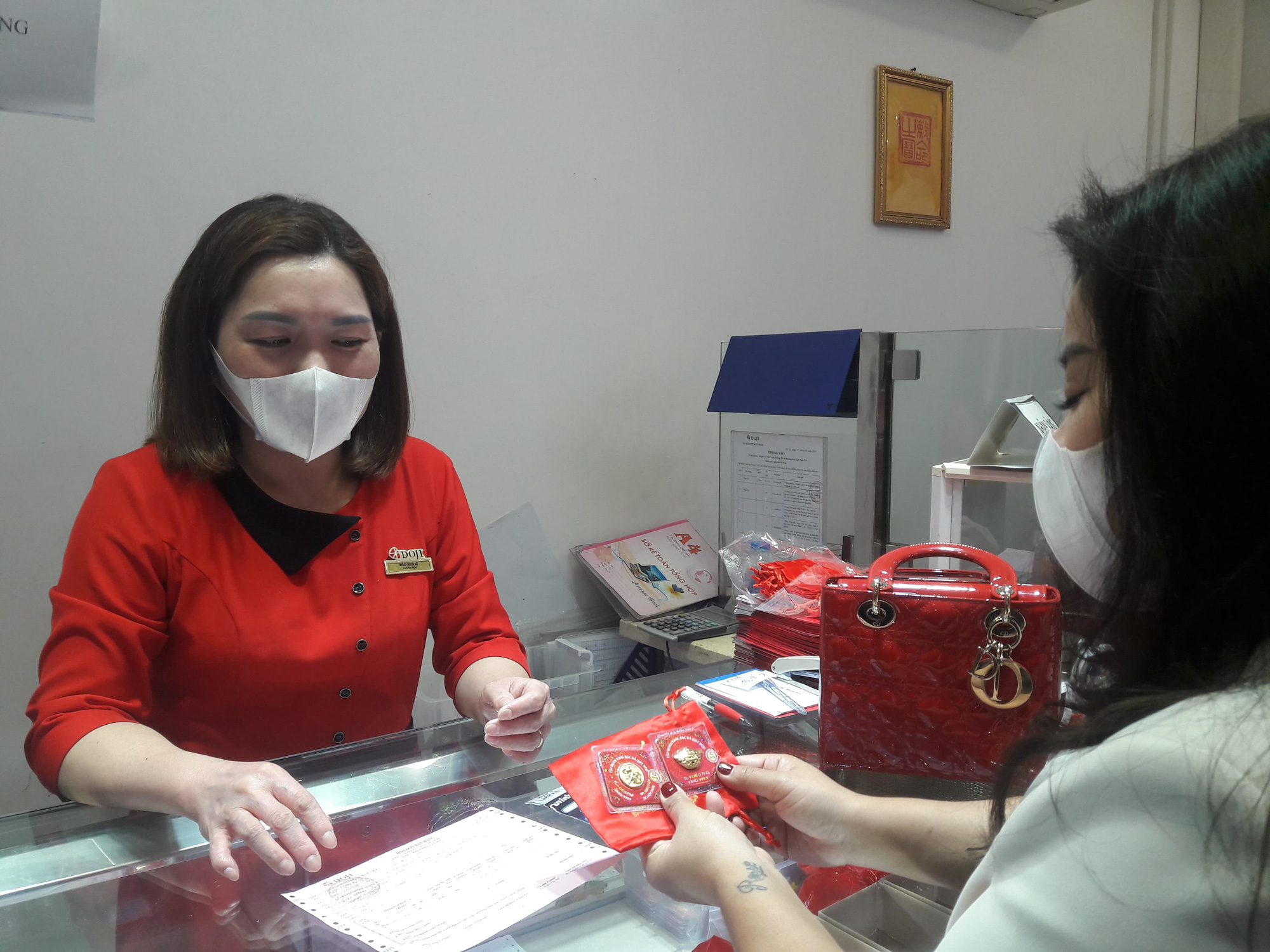 Thần tài, người dân cùng đeo khẩu trang trong ngày vía Thần tài - Ảnh 8.