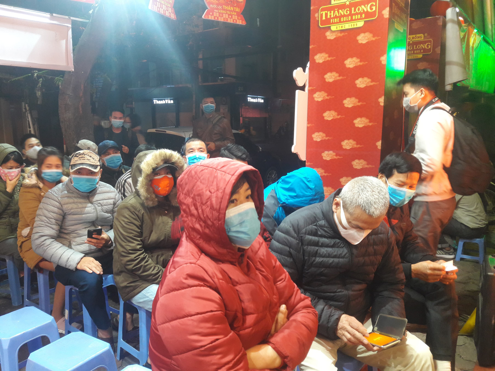 Thần tài, người dân cùng đeo khẩu trang trong ngày vía Thần tài - Ảnh 10.