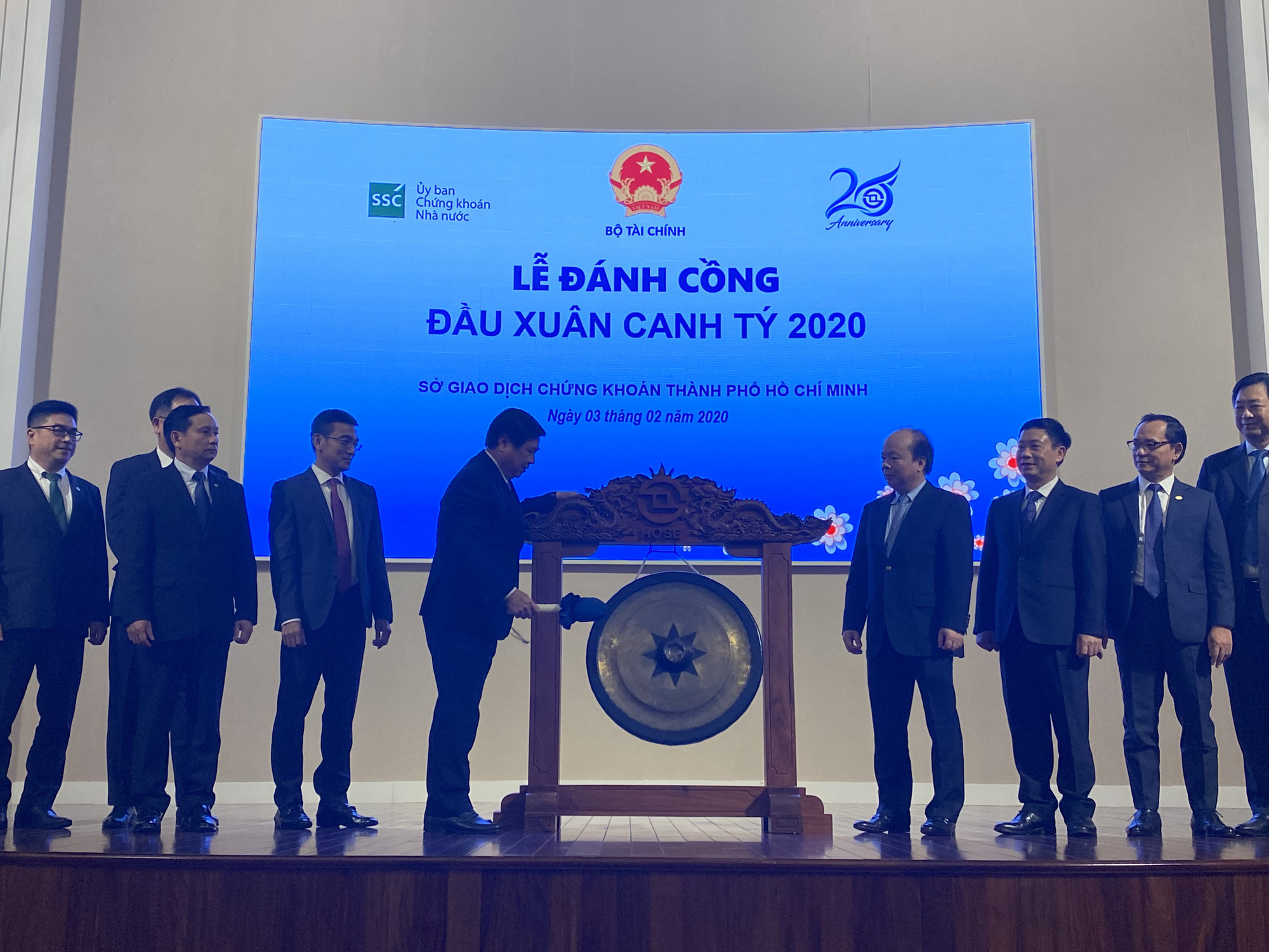 Tranh nhau b&aacute;n cổ phiếu sau lễ đ&aacute;nh cồng khai xu&acirc;n - Ảnh 1.