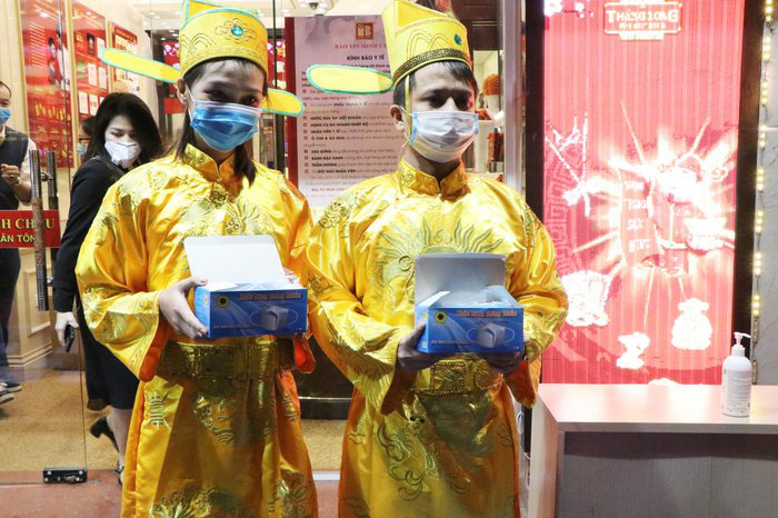 Thần tài, người dân cùng đeo khẩu trang trong ngày vía Thần tài