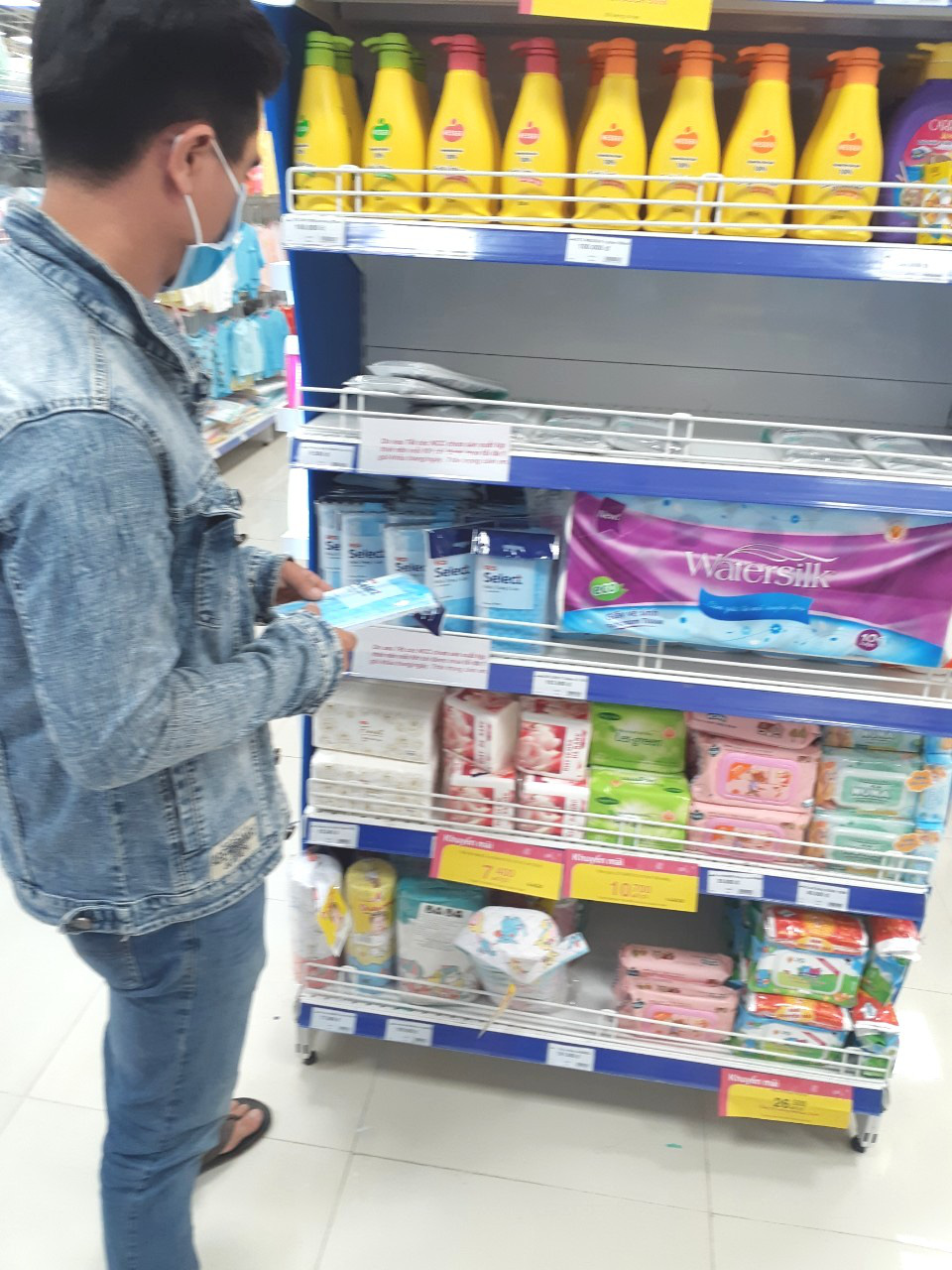 Si&ecirc;u thị l&yacute; giải nguy&ecirc;n nh&acirc;n khan hiếm khẩu trang v&agrave; nước rửa tay - Ảnh 2.