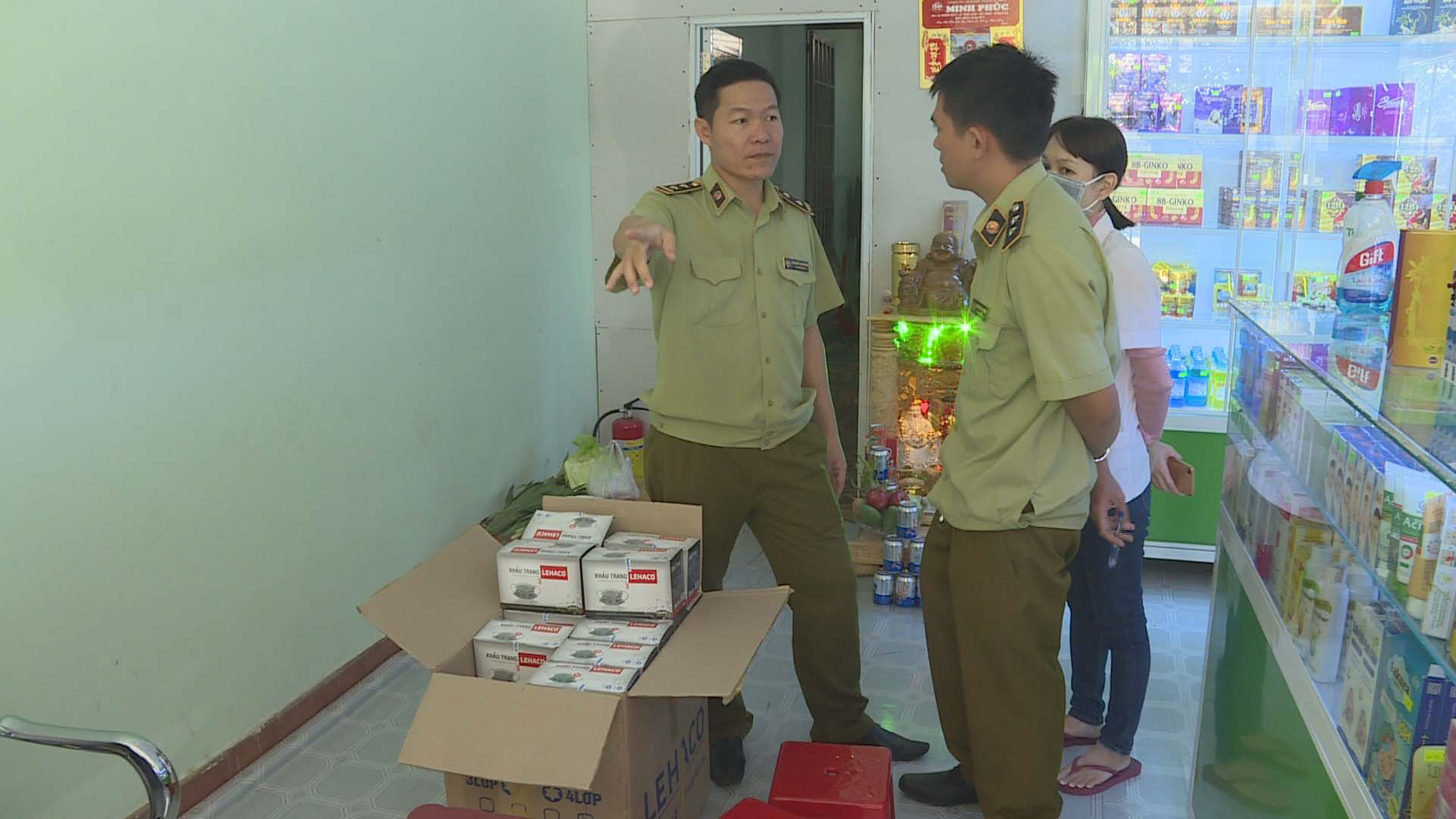 Chặt ch&eacute;m 1 th&ugrave;ng khẩu trang 5 triệu, 1 c&ocirc;ng ty bị phạt 50 triệu đồng - Ảnh 2.