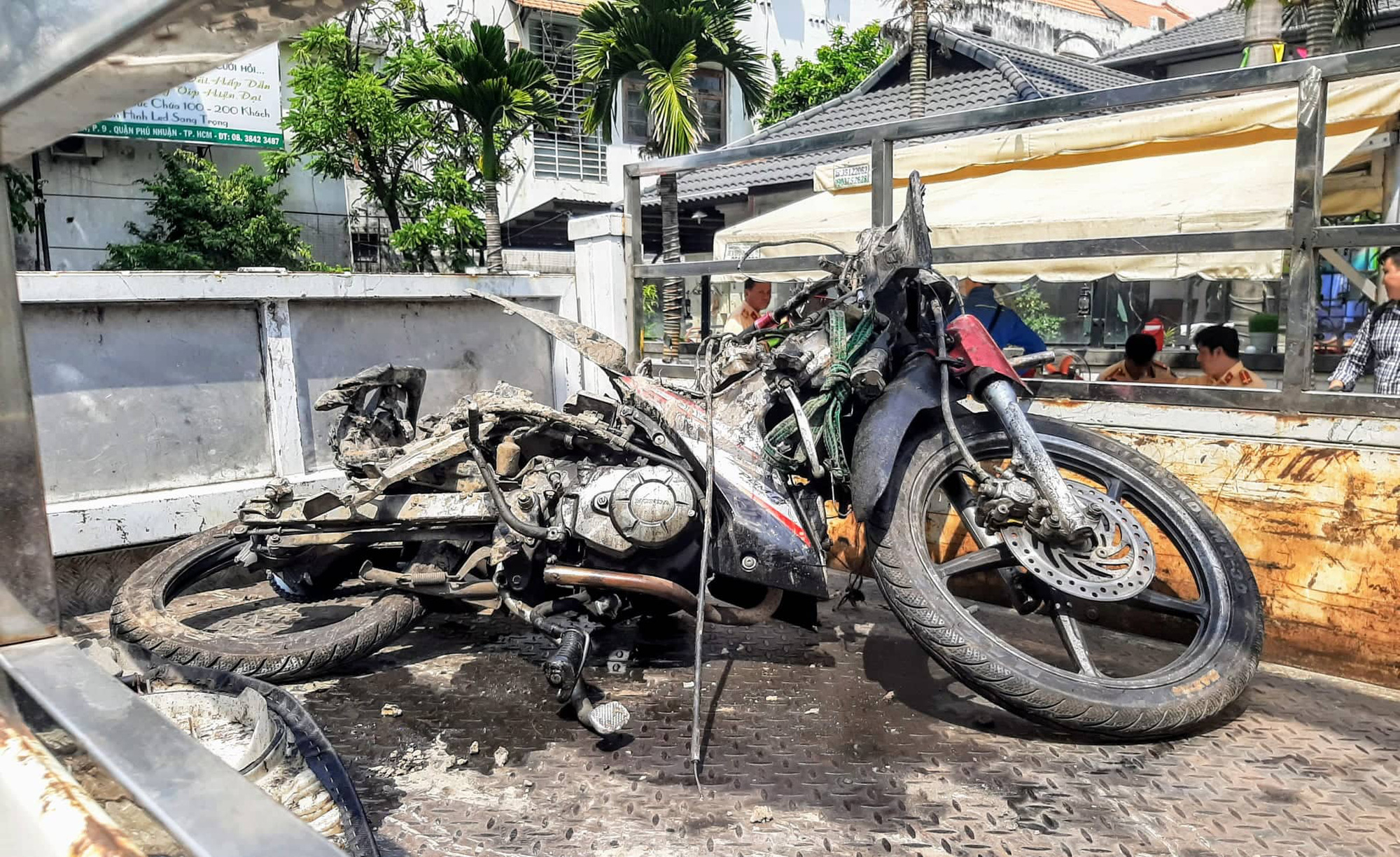 Lái xe Mercedes gây tai nạn kinh hoàng gần sân bay dương tính với ma tuý - Ảnh 4.