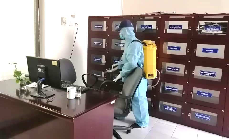 Tăng mạnh gi&aacute; dịch vụ phun xịt khử tr&ugrave;ng nh&agrave; cửa v&igrave; virus corona  - Ảnh 1.