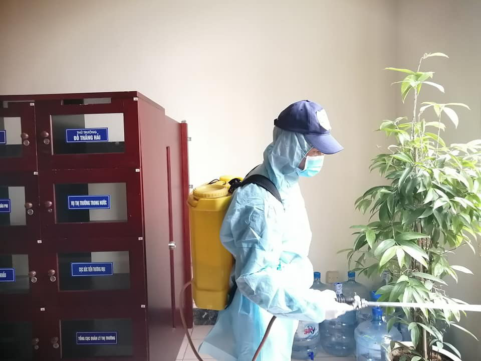 Tăng mạnh giá dịch vụ phun xịt khử trùng nhà cửa vì virus corona