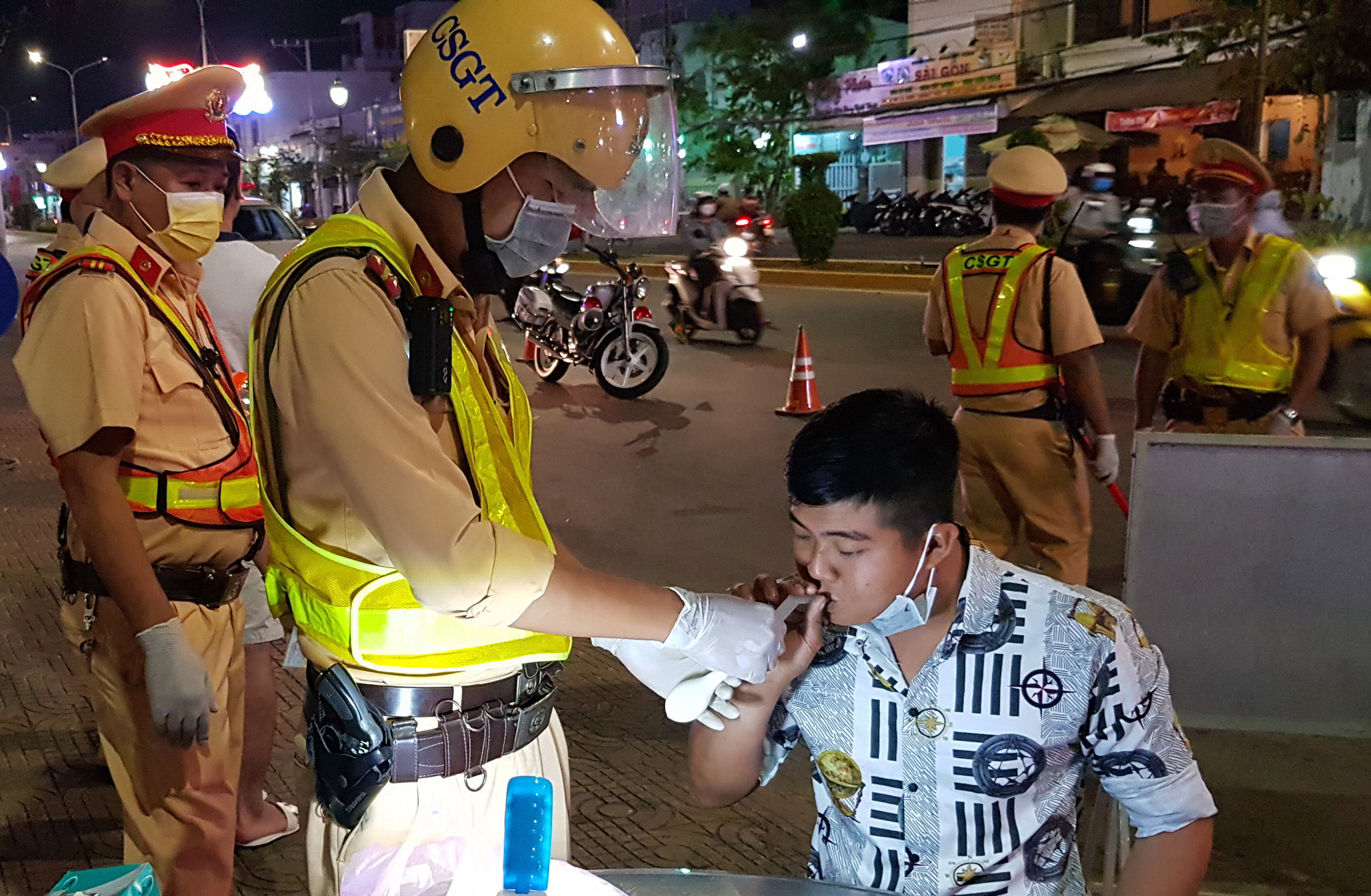 Ngừa virus corona: CSGT Sóc Trăng sáng kiến kiểm tra nồng độ cồn qua bong bóng