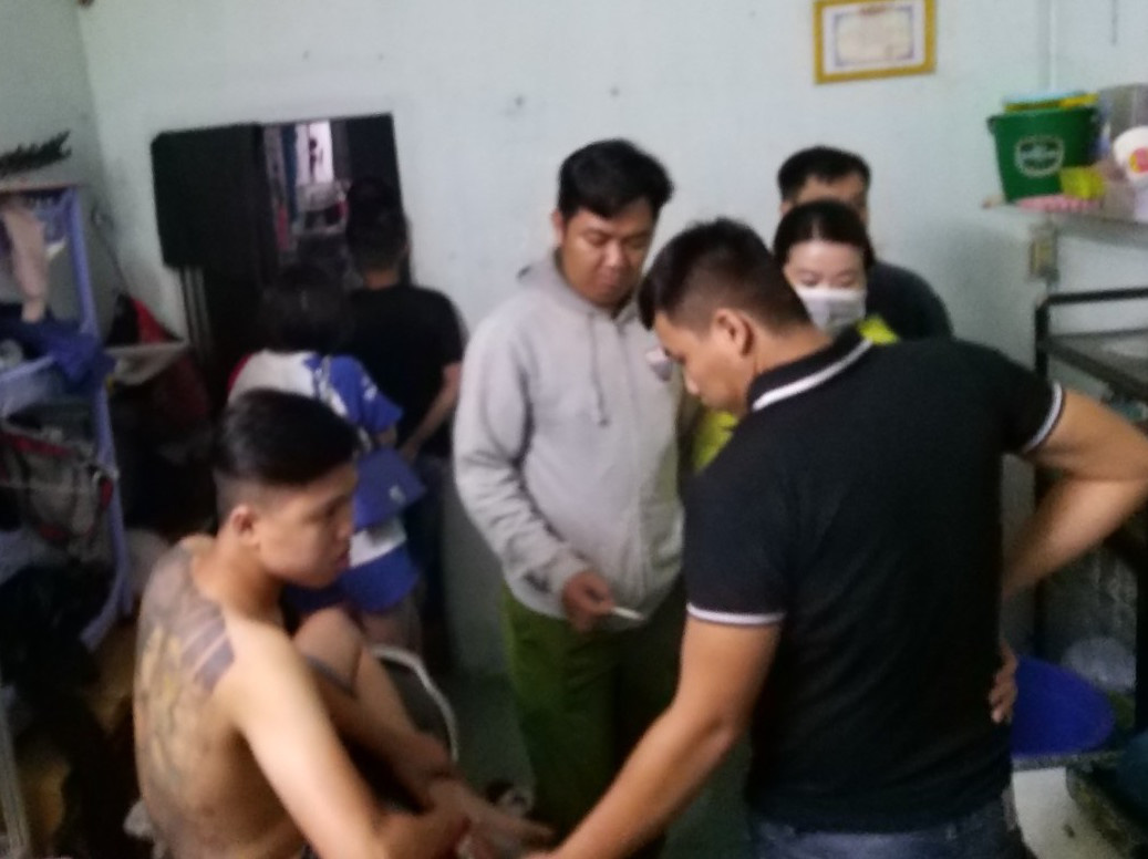 Phát hiện 4 cô gái cùng nhóm thanh niên xăm trổ dương tính với ma túy đá