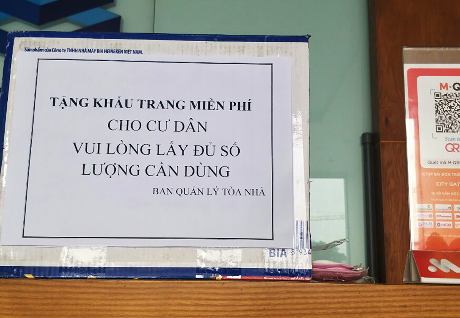 Nhiều chung cư TP HCM phát khẩu trang, nước rửa tay miễn phí