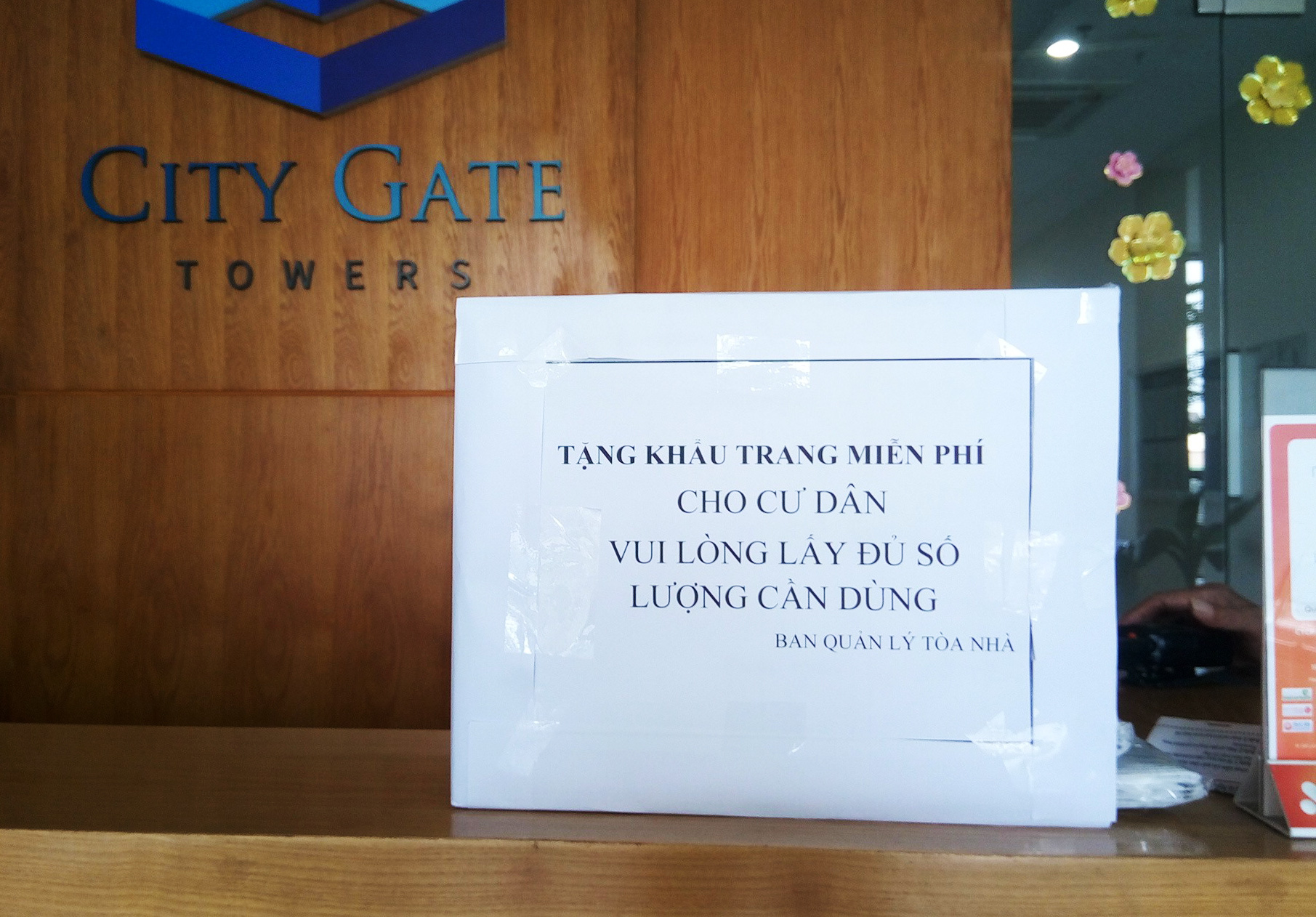 Nhiều chung cư TP HCM phát khẩu trang, nước rửa tay miễn phí - Ảnh 3.