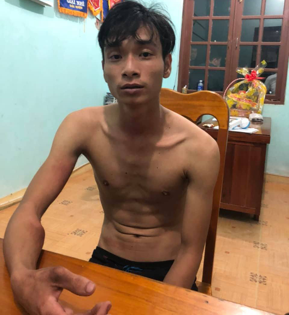 Nam thanh niên đâm cụ bà suýt chết bị khởi tố tội giết người - Ảnh 1.