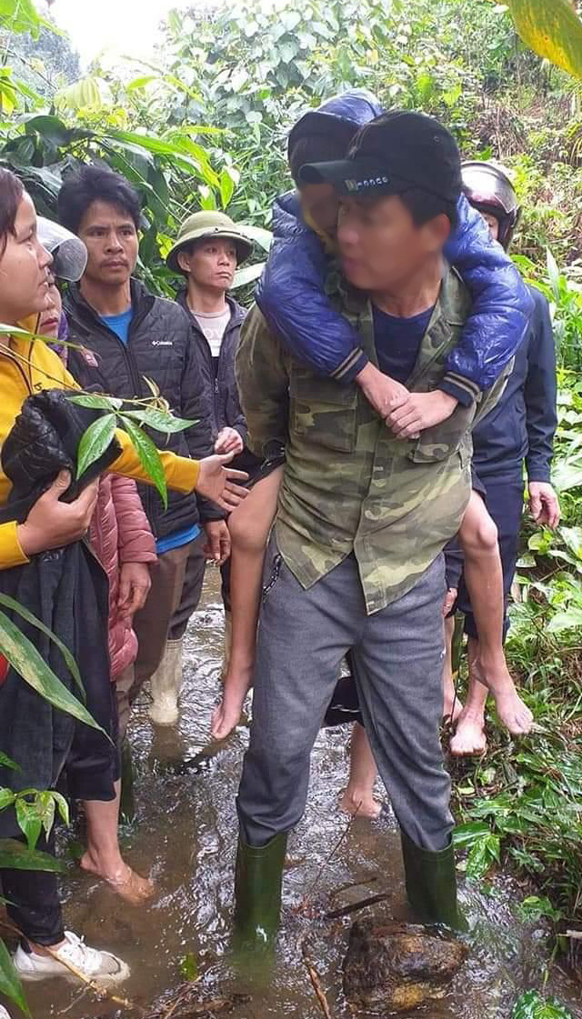 Mâu thuẫn với vợ, chồng đưa 2 con nhỏ vào rừng rồi để lạc trong rừng sâu - Ảnh 1.