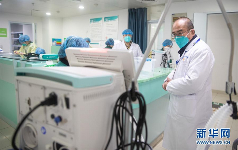 Mắc bệnh sắp liệt, bác sĩ viện trưởng tả xung hữu đột giữa tâm dịch Vũ Hán