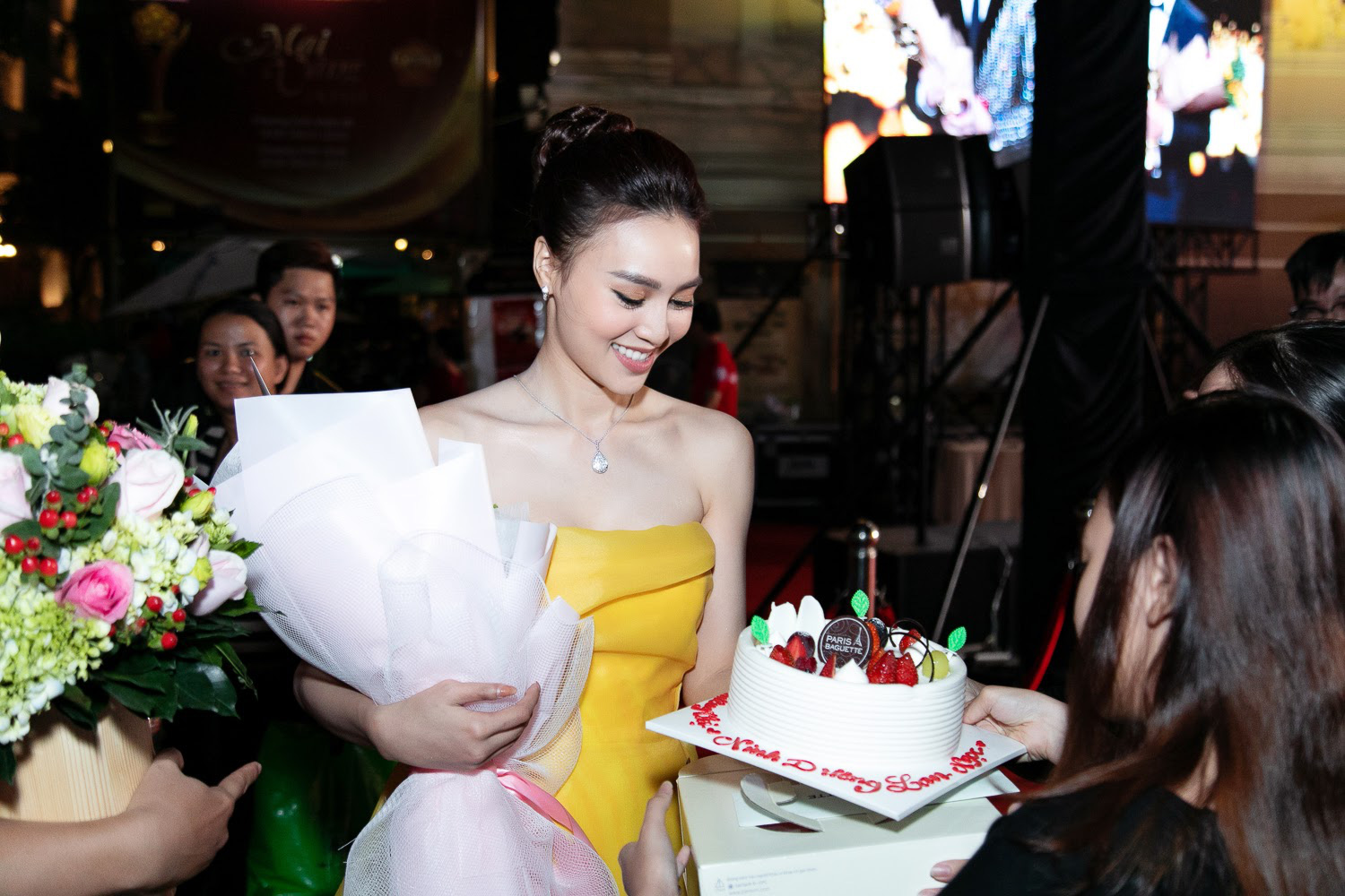 Ninh Dương Lan Ngọc chơi sang bao rạp, lì xì vàng cho fan