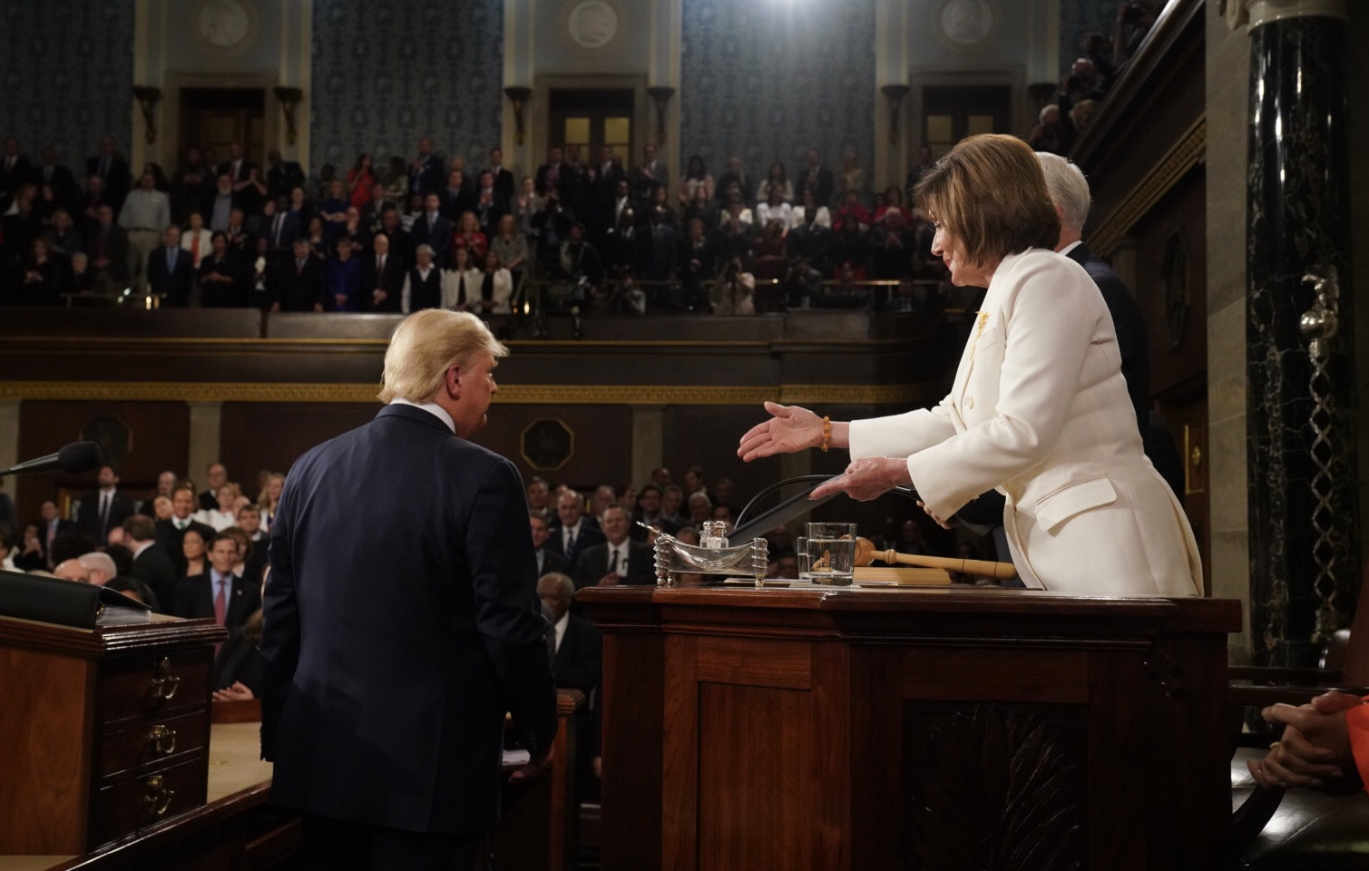 Tổng thống Trump – bà Pelosi: "Đụng độ" vượt ngoài kiểm soát