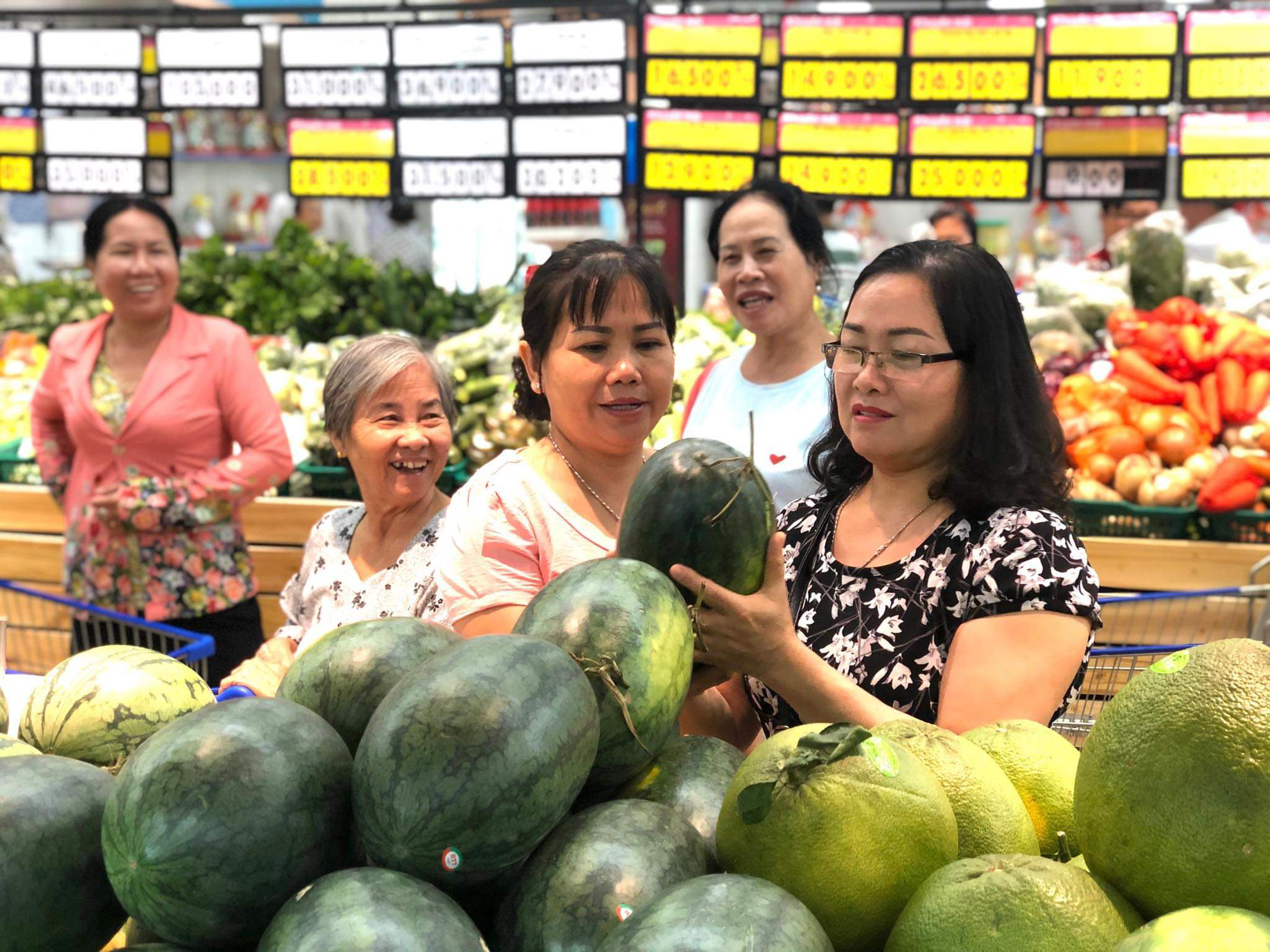 Hàng loạt siêu thị hỗ trợ nhà vườn bán thanh long, dưa hấu từ 4.800 đồng/kg