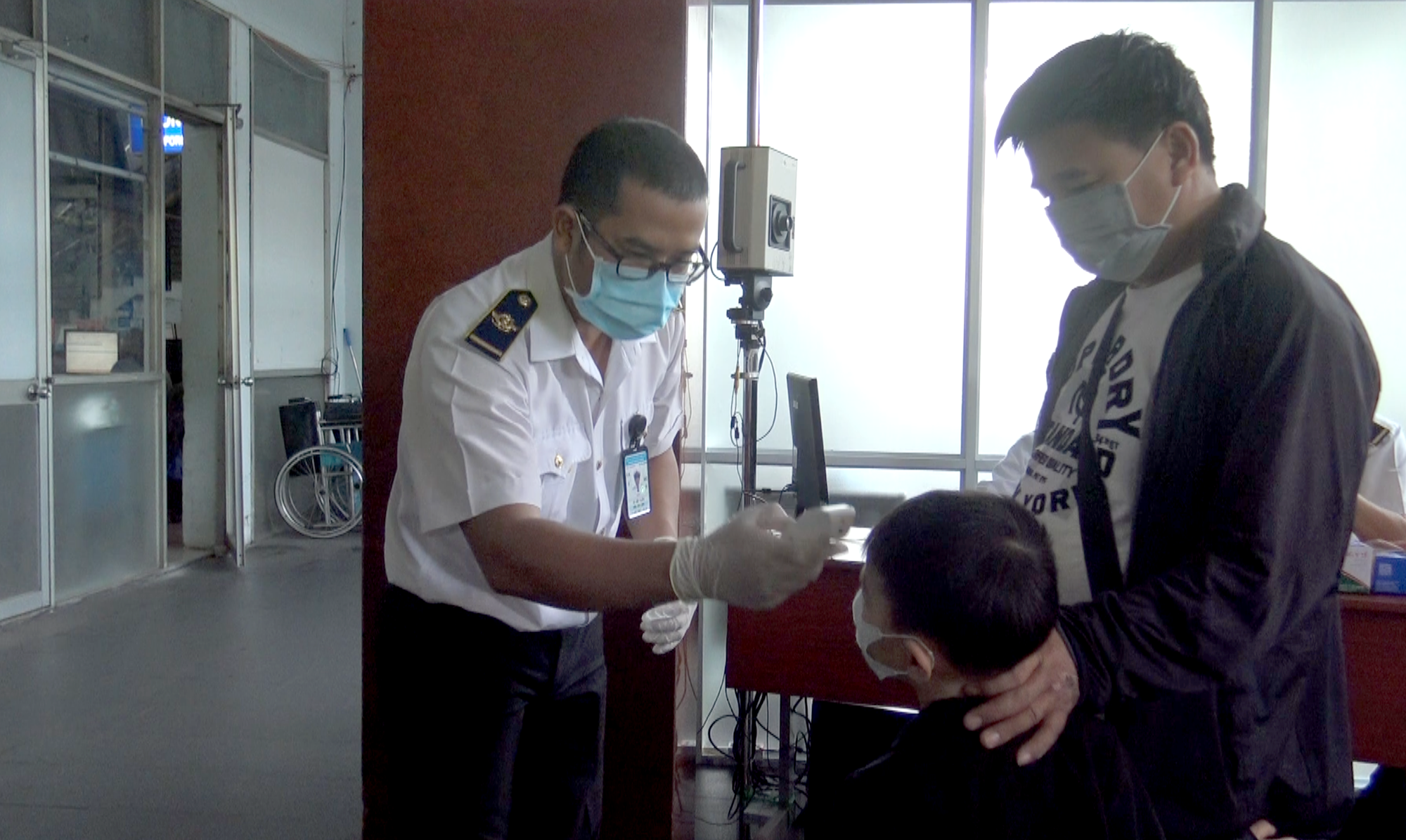 Phòng chống dịch virus corona: Chốt chặn kiểm soát khách đến Ga Sài Gòn - Ảnh 4.