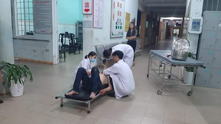 Xe máy lao vào 3 người đang đi bộ trong đêm, khiến 4 người bị thương