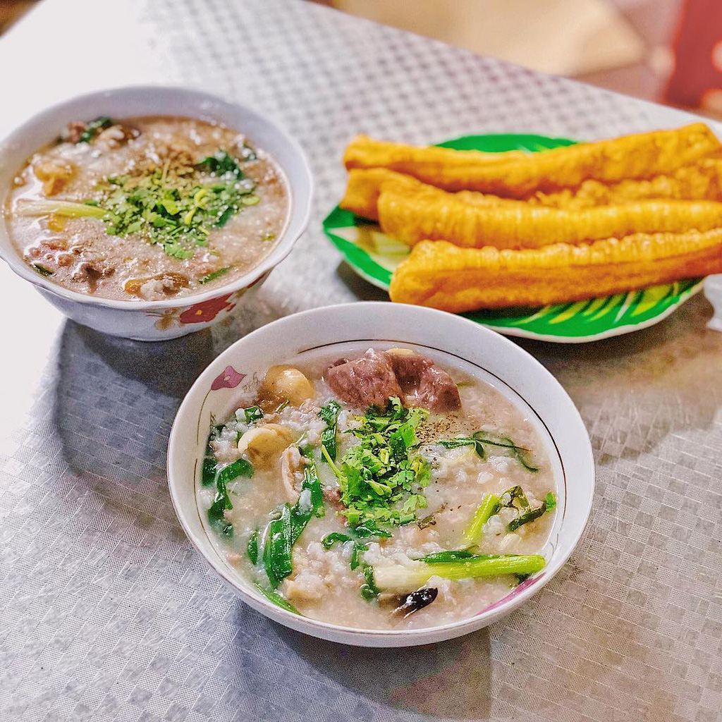 Những quán ăn ven đường không rẻ vẫn hút khách ở TP.HCM - Ảnh 11.