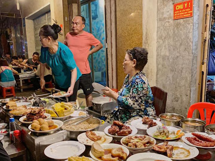 Những quán ăn ven đường không rẻ vẫn hút khách ở TP.HCM