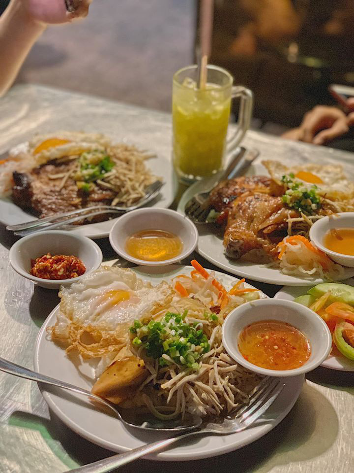 Những quán ăn ven đường không rẻ vẫn hút khách ở TP.HCM - Ảnh 9.