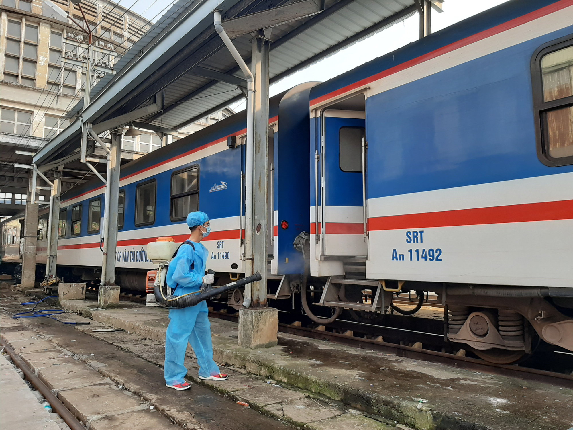 H&igrave;nh ảnh phun thuốc khử tr&ugrave;ng c&aacute;c đo&agrave;n t&agrave;u về ga S&agrave;i G&ograve;n - Ảnh 5.