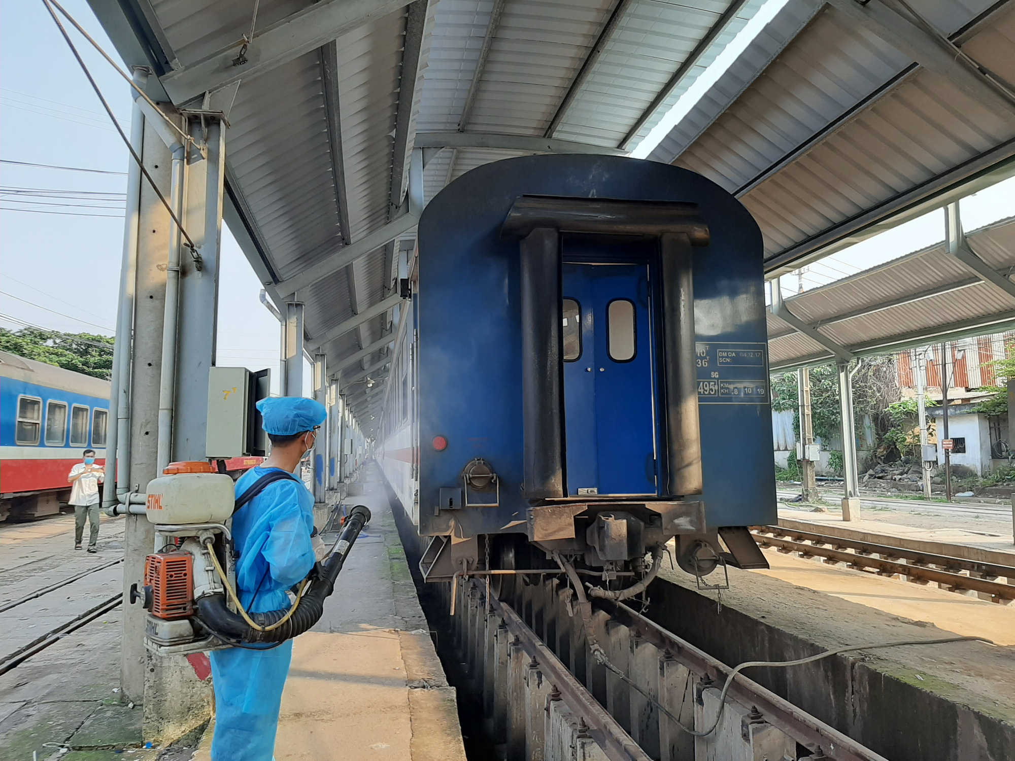 Hình ảnh phun thuốc khử trùng các đoàn tàu về ga Sài Gòn