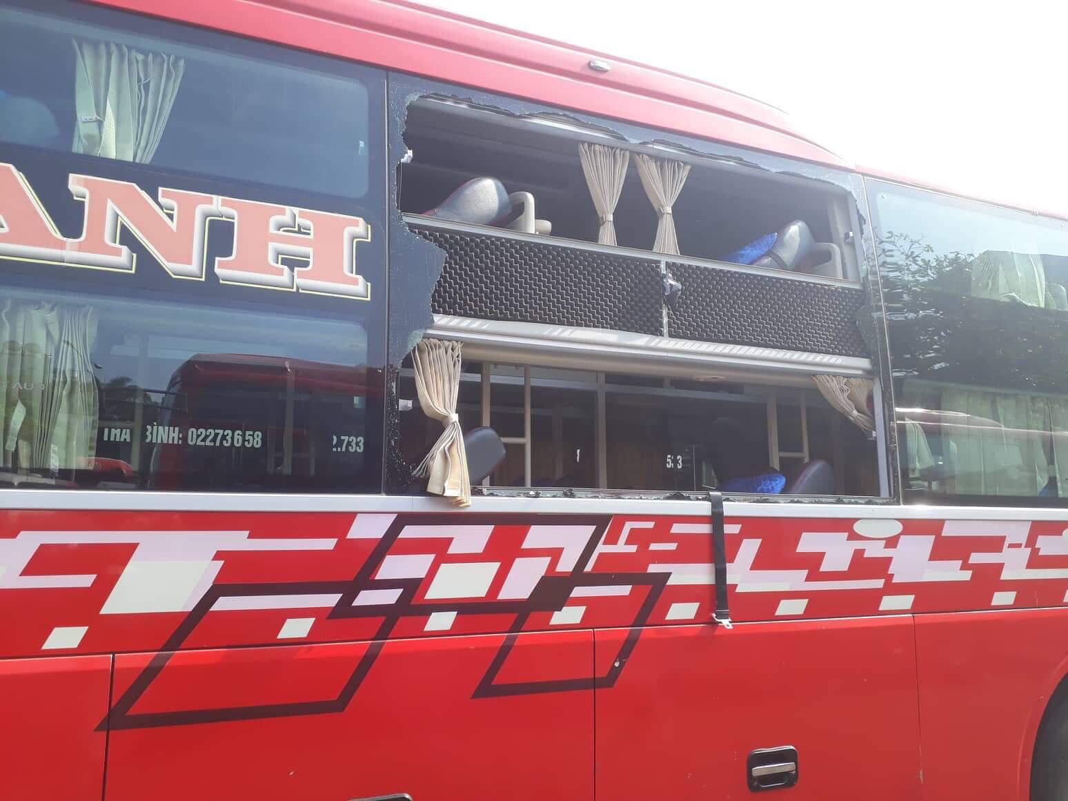 Bình Thuận: 35 hành khách hoảng loạn khi xe bị ném đá vỡ kính