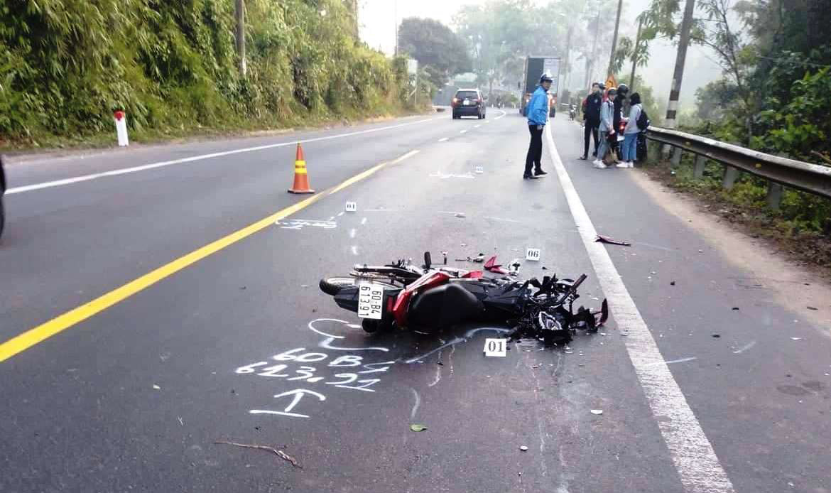 T&ocirc;ng v&agrave;o đu&ocirc;i xe đầu k&eacute;o, 2 người đi xe m&aacute;y thương vong - Ảnh 1.