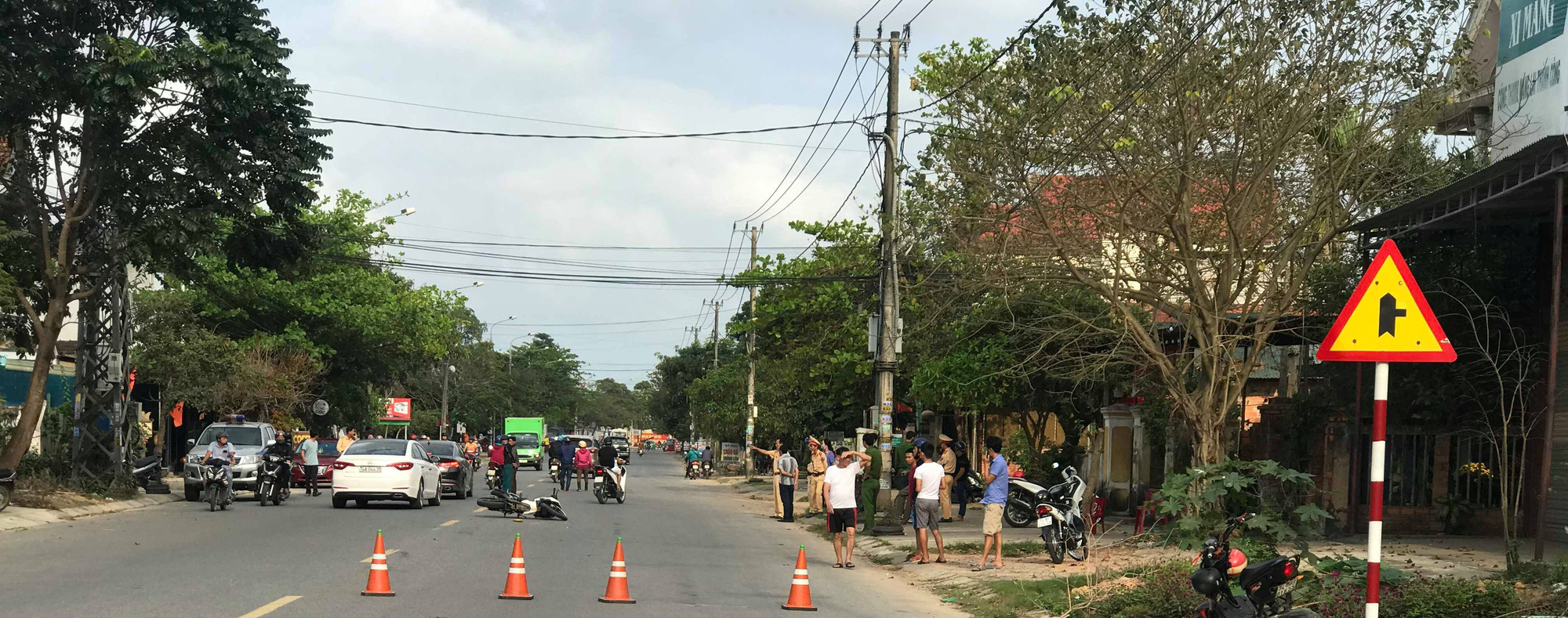 Hai thanh niên lao thẳng xe máy vào đại úy CSGT đang làm nhiệm vụ