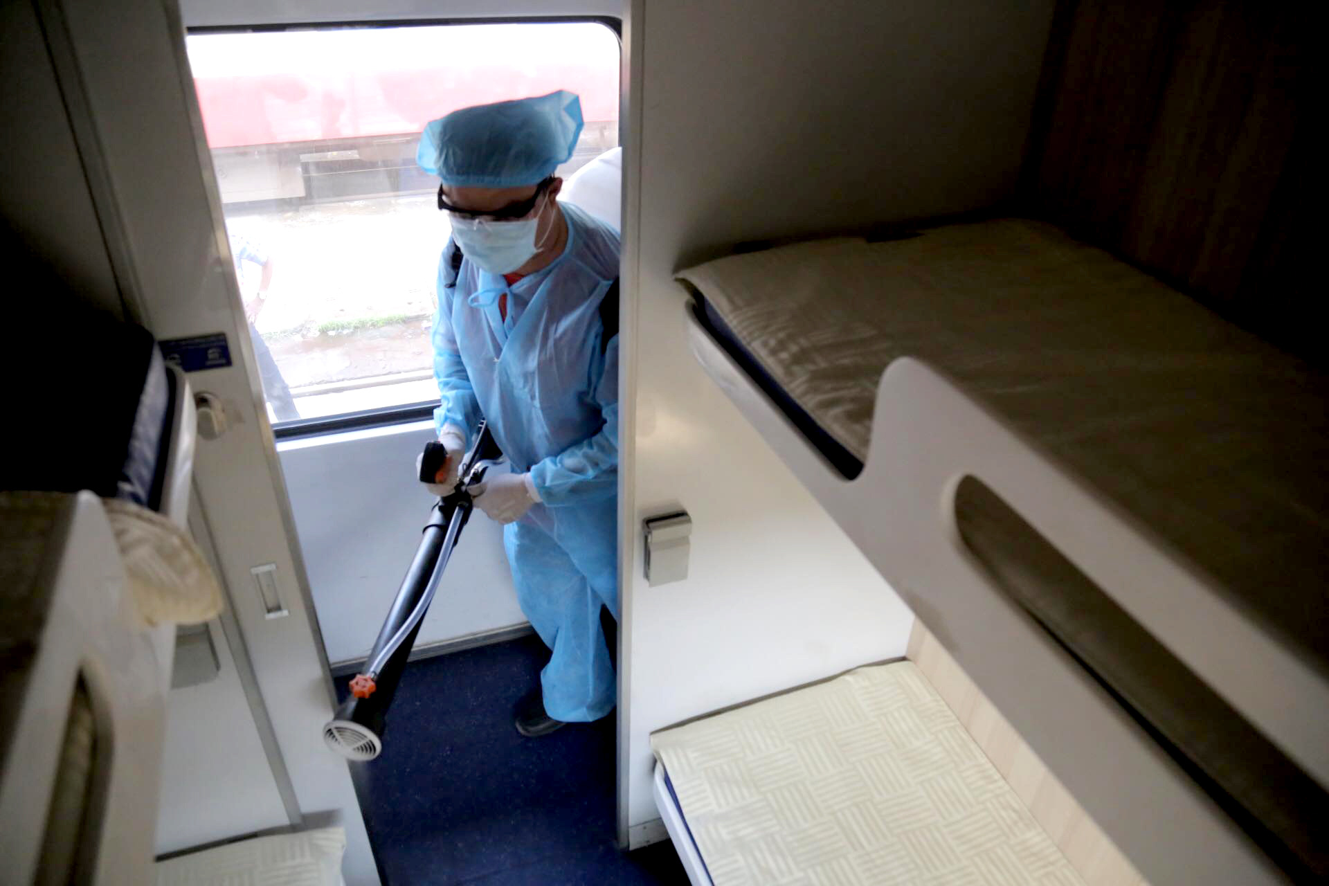 H&igrave;nh ảnh phun thuốc khử tr&ugrave;ng c&aacute;c đo&agrave;n t&agrave;u về ga S&agrave;i G&ograve;n - Ảnh 3.