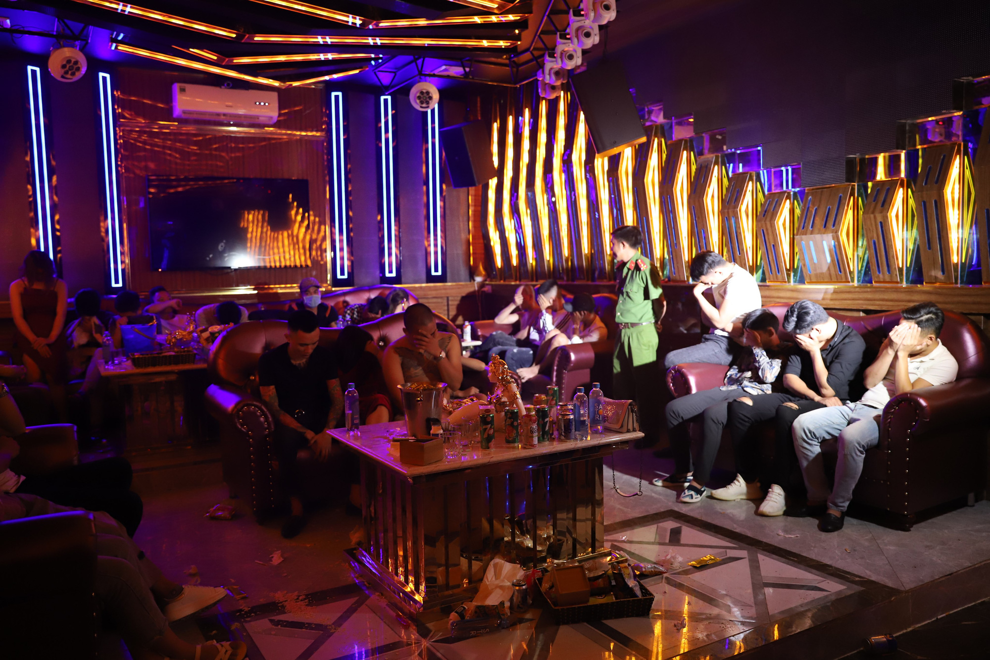26 thanh niên đi hát karaoke, chỉ 1 người không chơi ma túy