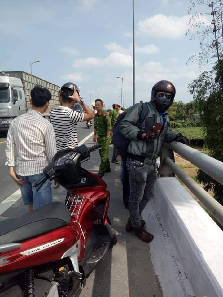 Quảng Nam: Bị truy đuổi, kẻ cướp 2 tiệm vàng nhảy cầu tử vong - Ảnh 1.