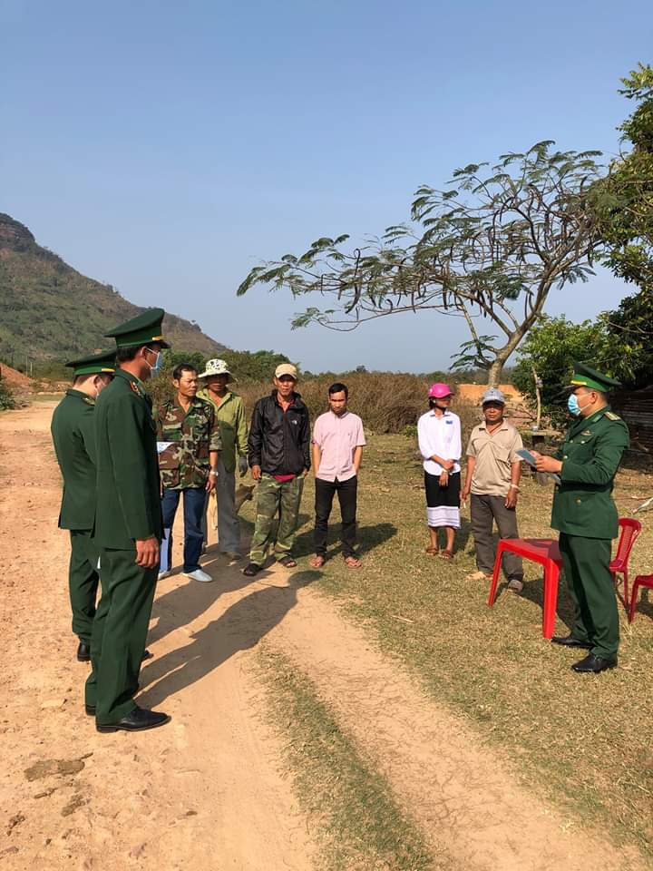 Ch&ugrave;m ảnh: Bi&ecirc;n ph&ograve;ng Quảng Trị tạm đ&oacute;ng cửa khẩu phụ, để chặn dịch nCoV - Ảnh 3.