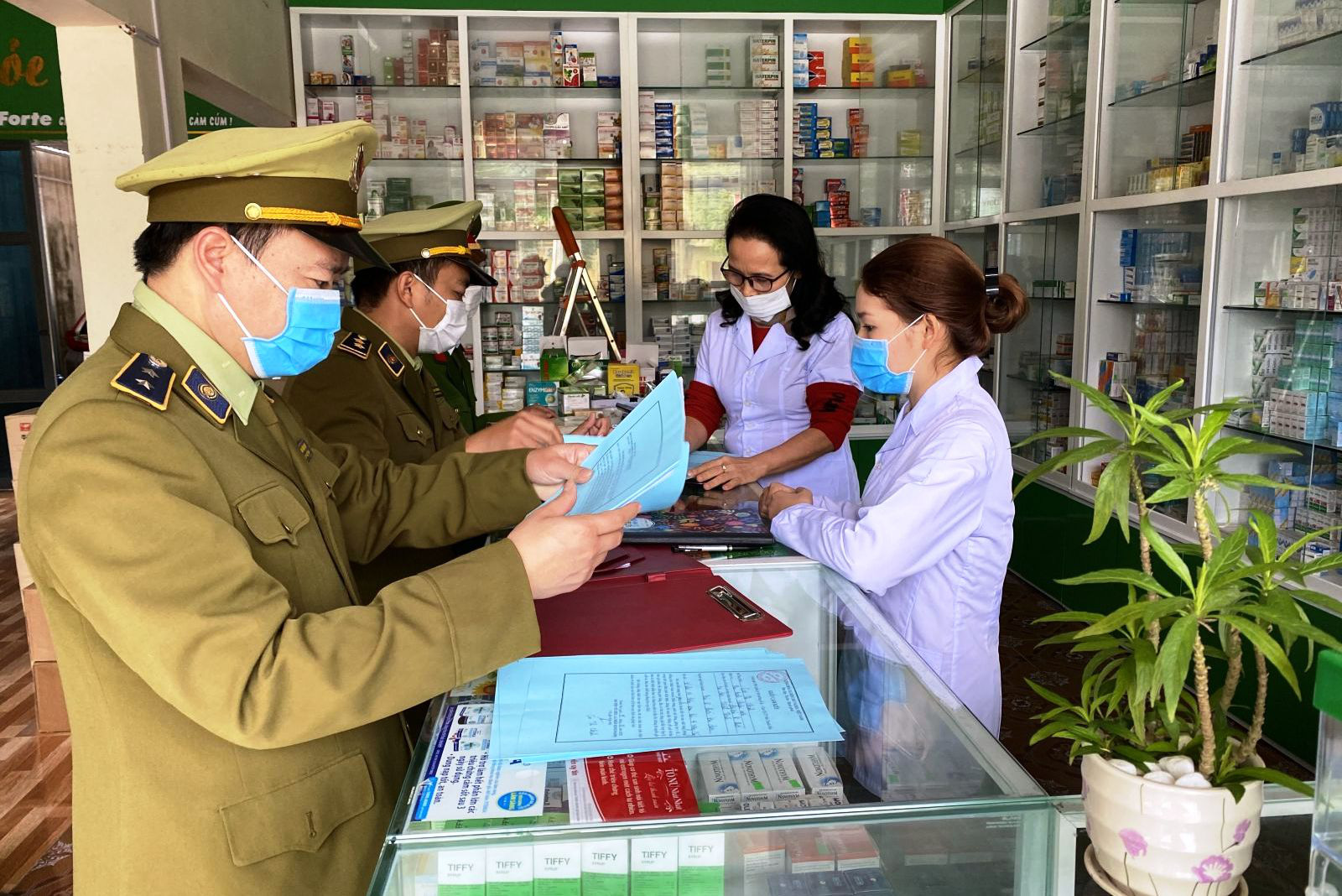 Phạt hơn 50 triệu đồng 2 nhà thuốc "chặt chém" gấp 3 lần giá khẩu trang