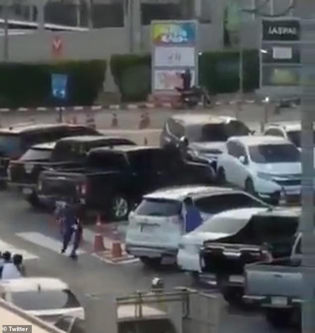 Th&aacute;i Lan: Binh sĩ livestream cảnh thảm s&aacute;t đồng đội, 17 người thiệt mạng - Ảnh 4.