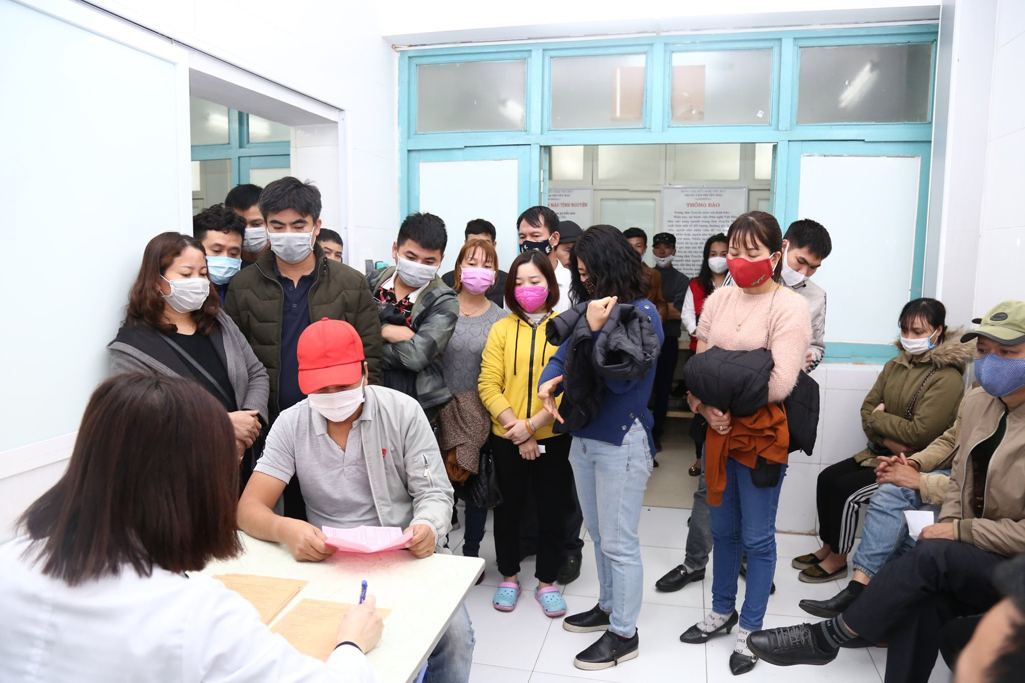 H&agrave;ng ng&agrave;n người d&acirc;n v&agrave; nh&acirc;n vi&ecirc;n y tế hiến m&aacute;u ứng cứu kho m&aacute;u đang cạn kiệt - Ảnh 1.