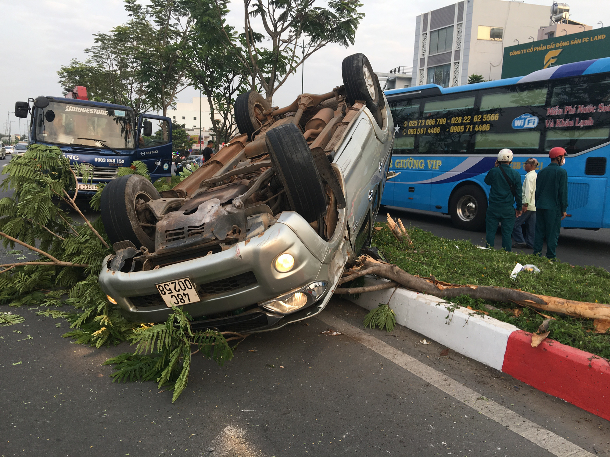 Chạy nhanh, xe b&aacute;n tải bị nạn tr&ecirc;n đại lộ Phạm Văn Đồng, 5 người cấp cứu - Ảnh 1.