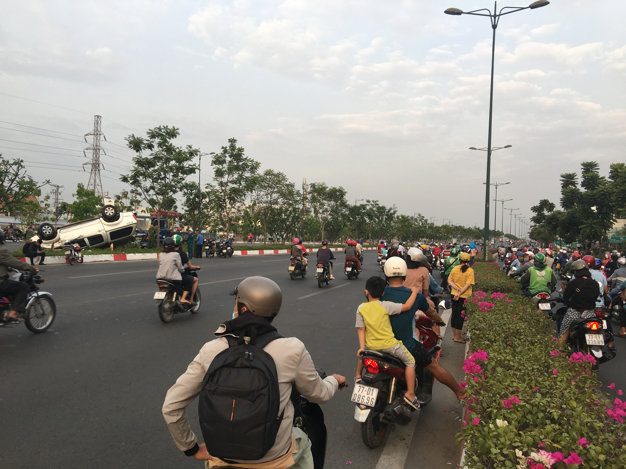 Chạy nhanh, xe b&aacute;n tải bị nạn tr&ecirc;n đại lộ Phạm Văn Đồng, 5 người cấp cứu - Ảnh 3.