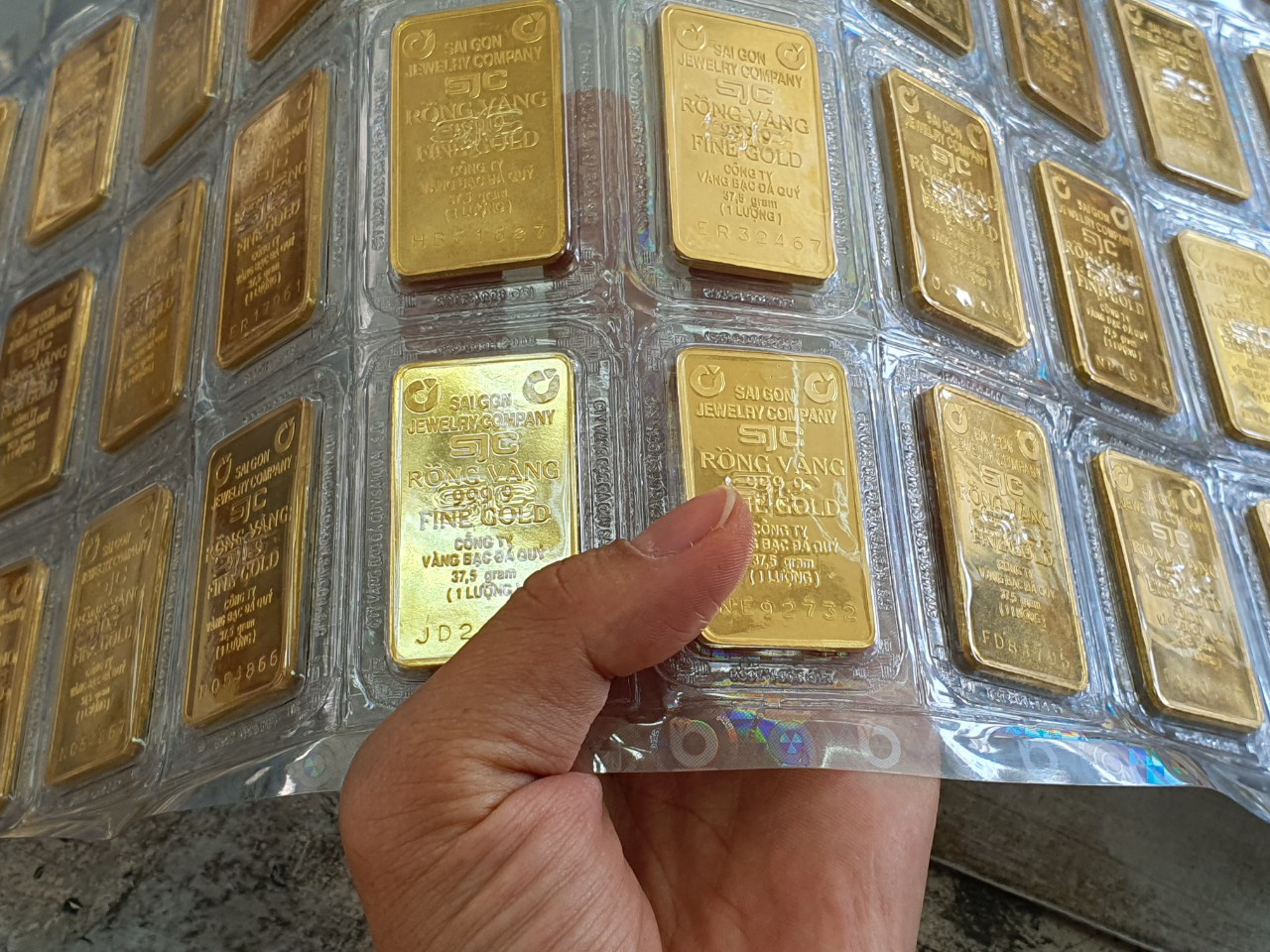 Thị trường chao đảo, giá vàng chỉ còn hơn 43 triệu đồng/lượng