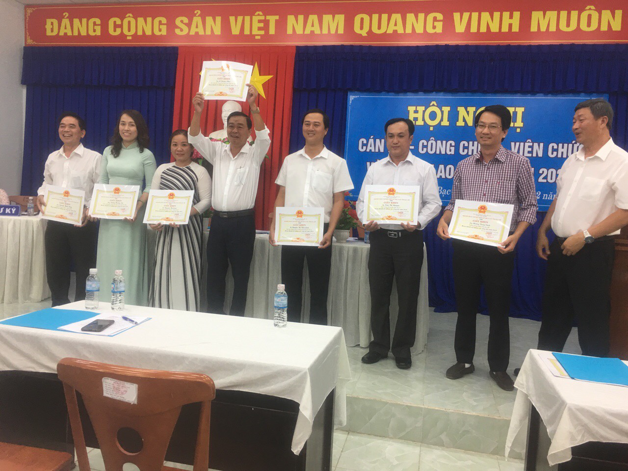 Bị cảnh cáo, phó giám đốc vẫn... giơ cao giấy khen do mình tự ký