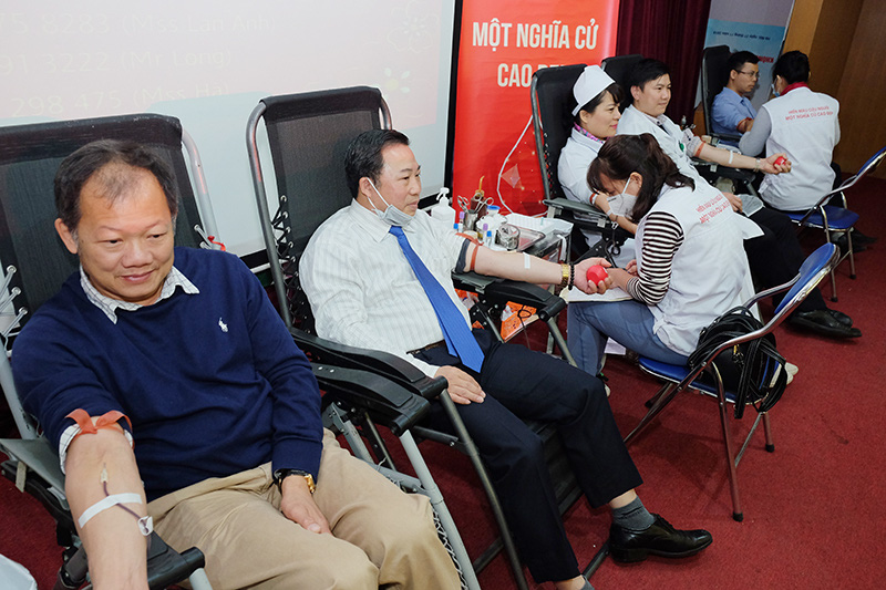 H&agrave;ng ng&agrave;n người d&acirc;n v&agrave; nh&acirc;n vi&ecirc;n y tế hiến m&aacute;u ứng cứu kho m&aacute;u đang cạn kiệt - Ảnh 2.