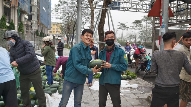 Dân Hà Nội đổ xô mua dưa hấu giải cứu nông dân các tỉnh phía Nam - Ảnh 1.