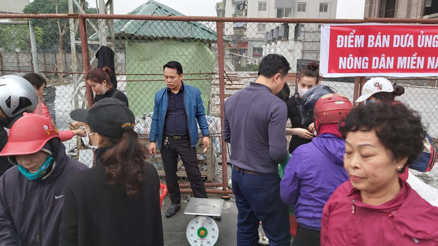 Dân Hà Nội đổ xô mua dưa hấu giải cứu nông dân các tỉnh phía Nam - Ảnh 3.