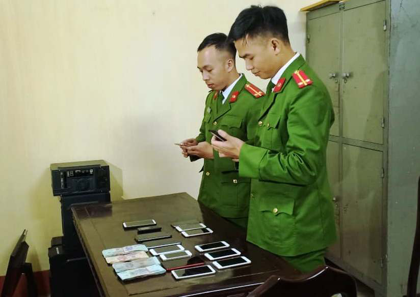 Ph&aacute; đường d&acirc;y đ&aacute;nh bạc n&uacute;p b&oacute;ng game b&agrave;i đổi thưởng giao dịch hơn 7 tỉ đồng, bắt 16 đối tượng - Ảnh 2.