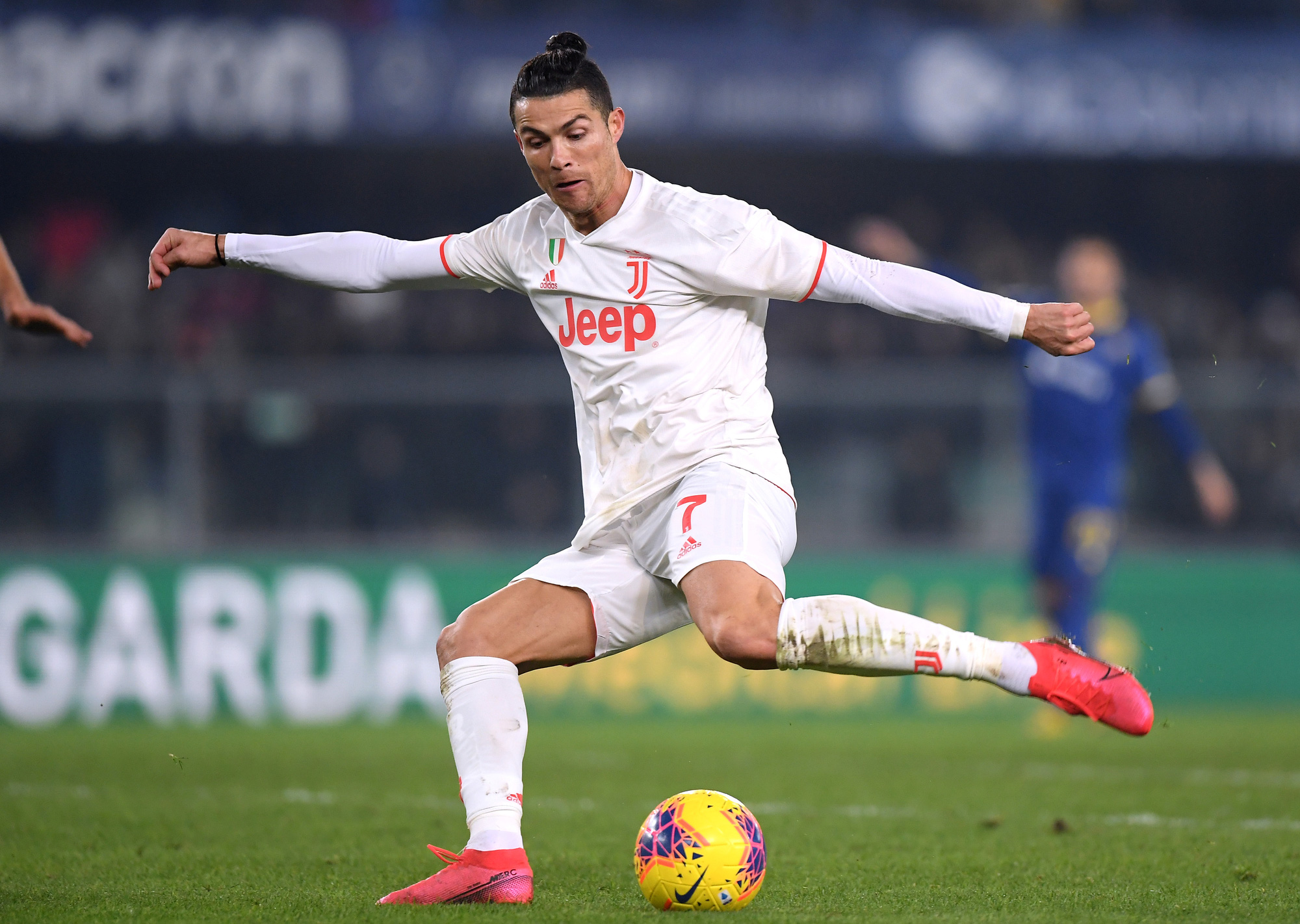Ronaldo lập kỷ lục trong trận Juventus thua ngược