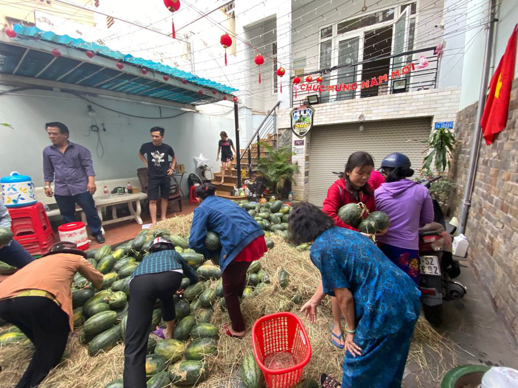 Bất ngờ với điểm phát miễn phí hàng tấn dưa hấu ở TP HCM - Ảnh 5.