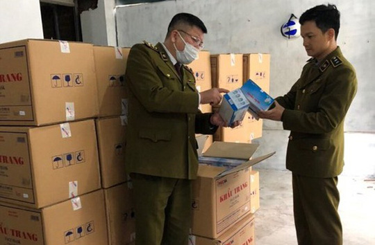 Phát hiện nam thanh niên Trung Quốc thu gom khối lượng lớn khẩu trang