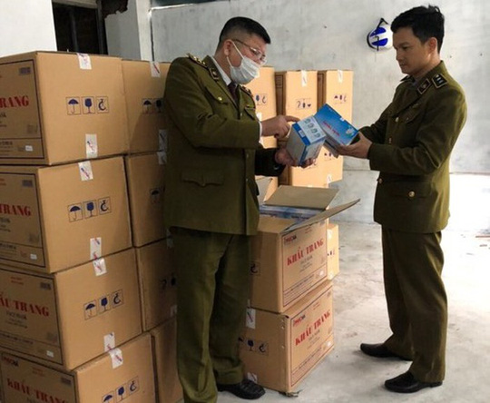 Ph&aacute;t hiện nam thanh ni&ecirc;n Trung Quốc thu gom khối lượng lớn khẩu trang - Ảnh 1.