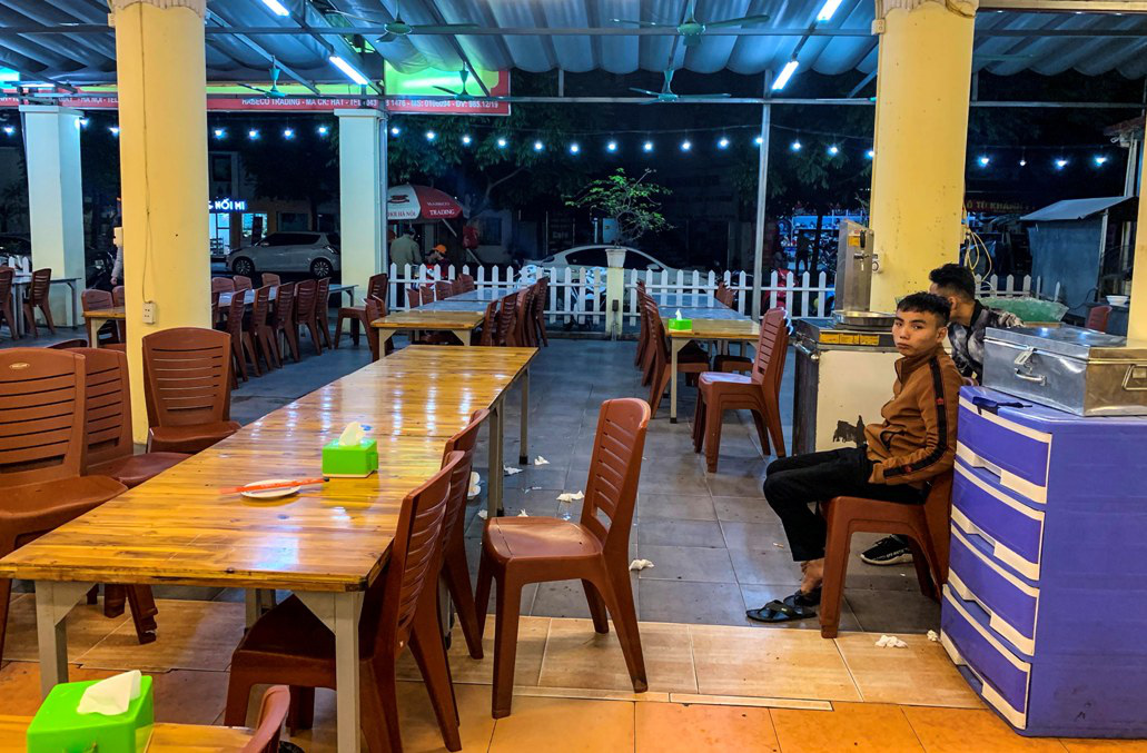 Cận cảnh quán nhậu vắng hoe thời dịch nCoV